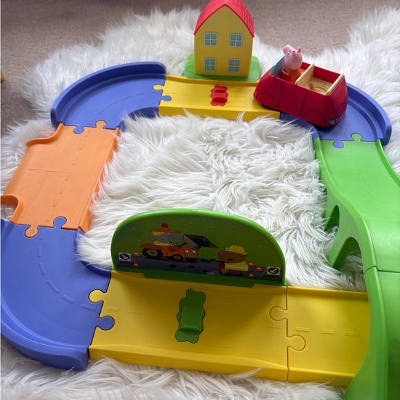 Peppa Pig all around Peppa’s town playset adjustable track - Picture 3 of 10